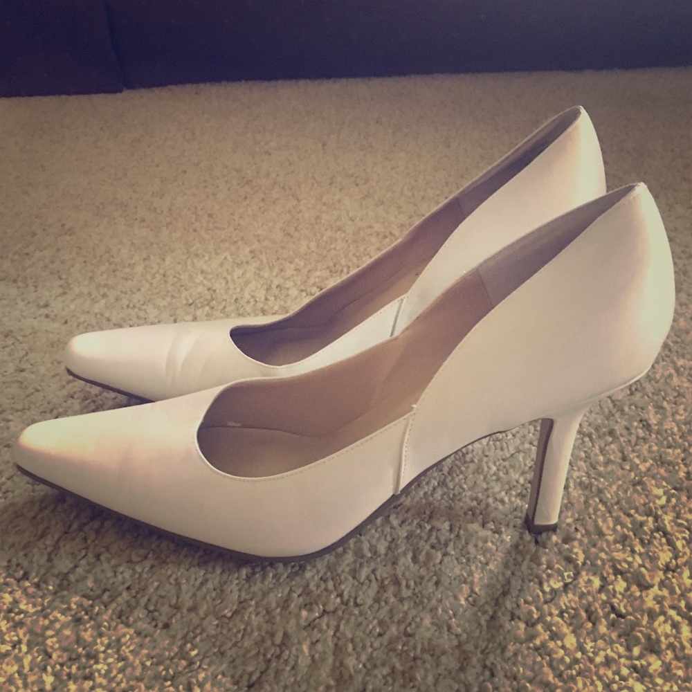 Size 8.5 Karen Scott Clancy Ivory Leather Heels